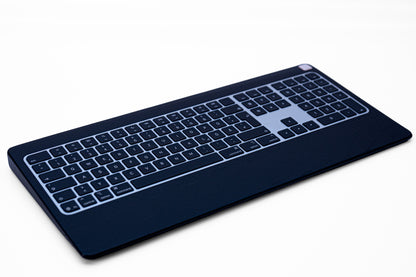 Numeric Mono Tray 2021 – Eschenholz Keyboard Tray | Schwarz oder Weiß lackiert | Magic Keyboard mit Touch ID