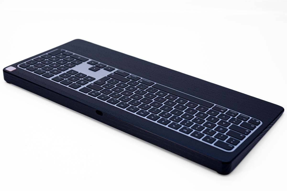 Numeric Mono Tray 2021 – Eschenholz Keyboard Tray | Schwarz oder Weiß lackiert | Magic Keyboard mit Touch ID