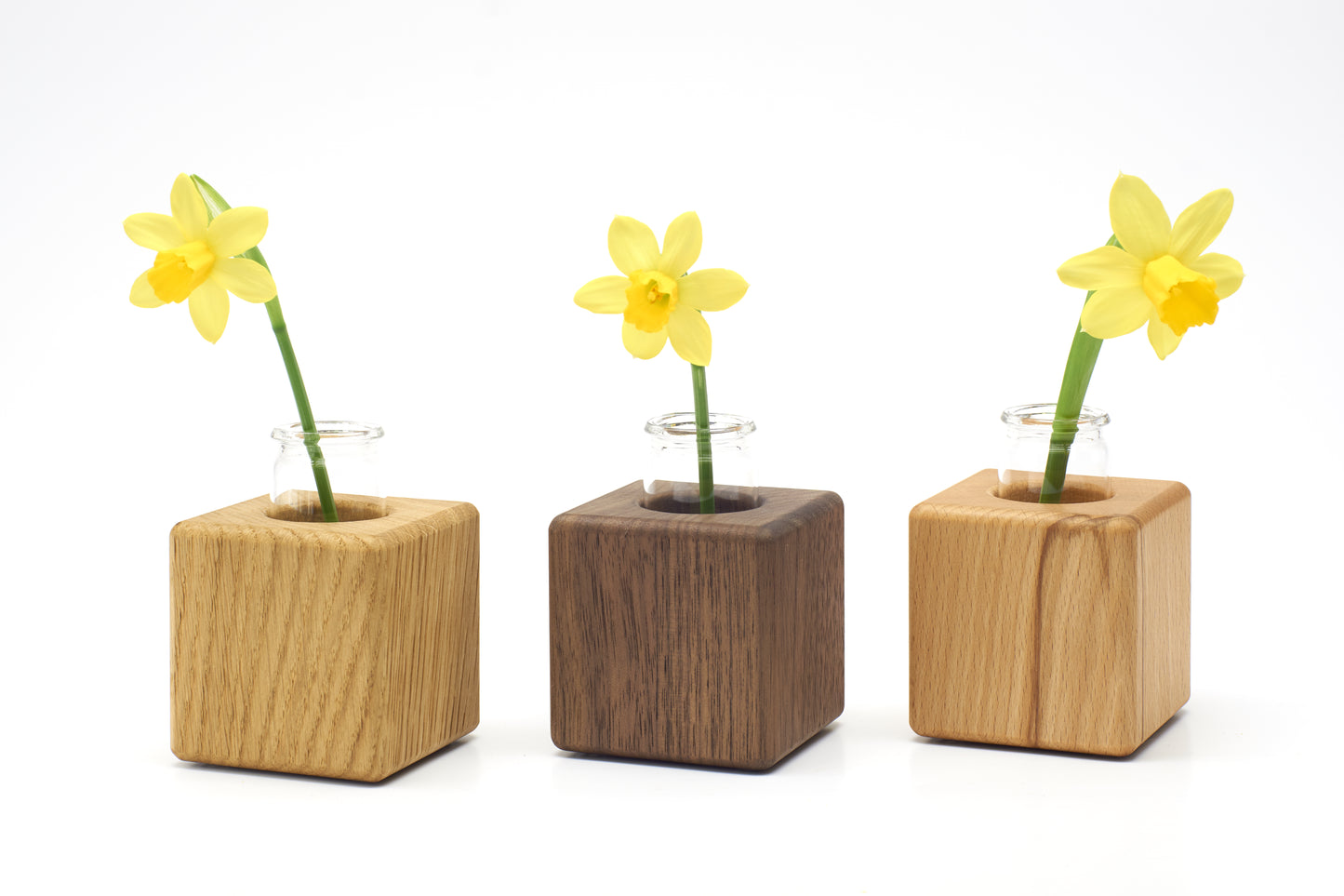 Kleine Vase aus Massivholz mit Glaseinsatz