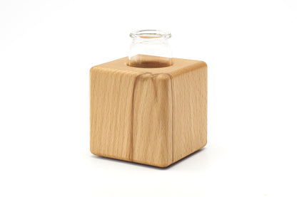 Kleine Vase aus Massivholz mit Glaseinsatz