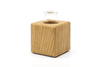 Kleine Vase aus Massivholz mit Glaseinsatz