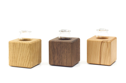 Kleine Vase aus Massivholz mit Glaseinsatz